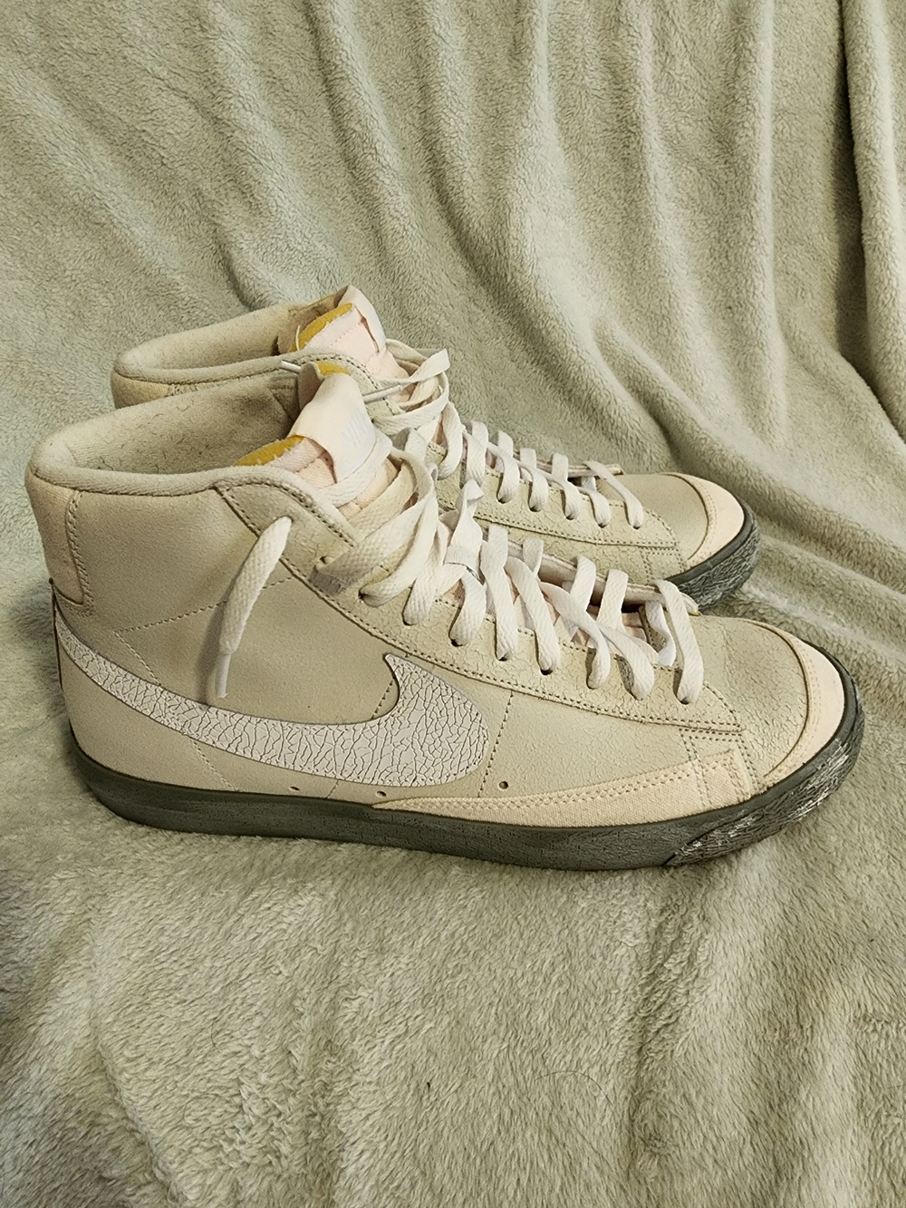 Nike Men's Blazers High-Top Sneakers in Light Beige and Gray